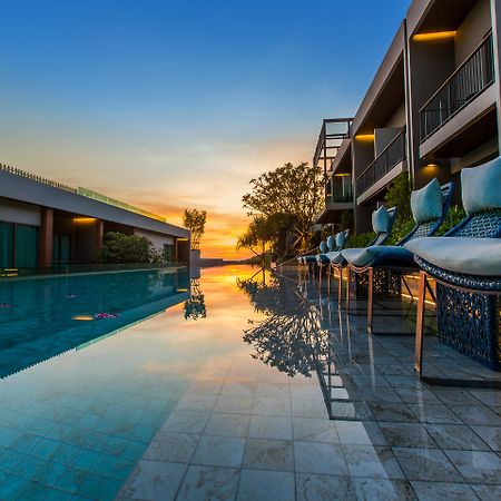 Fusion Suites Phuket Patong Buitenkant foto The swimming pool at the hotel