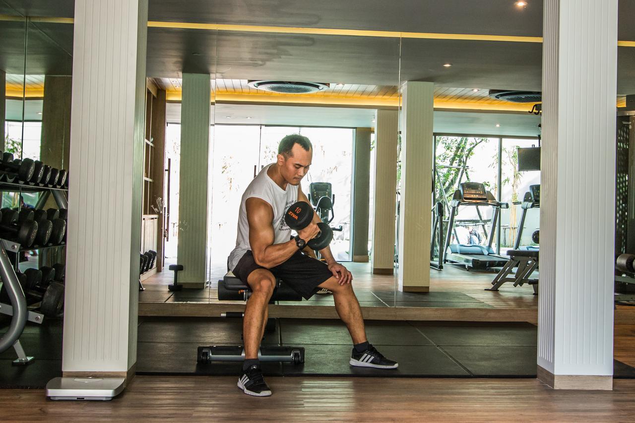 Fusion Suites Phuket Patong Buitenkant foto A man lifting weights