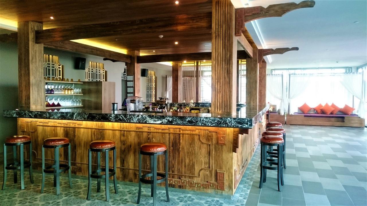Fusion Suites Phuket Patong Buitenkant foto The bar at the 101 bar