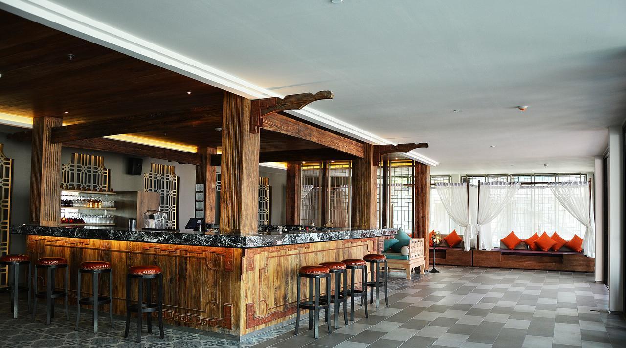 Fusion Suites Phuket Patong Buitenkant foto The bar at the hotel