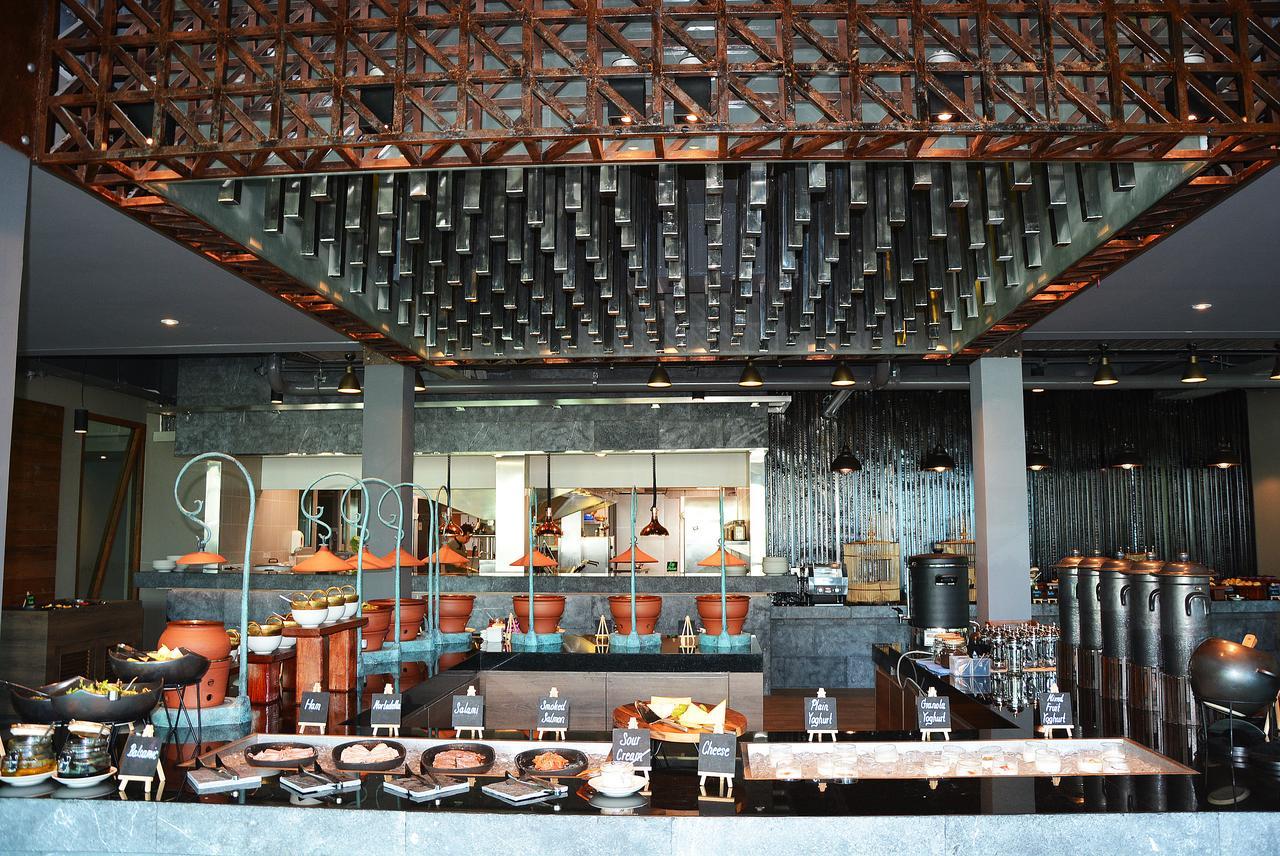 Fusion Suites Phuket Patong Buitenkant foto The buffet at the restaurant