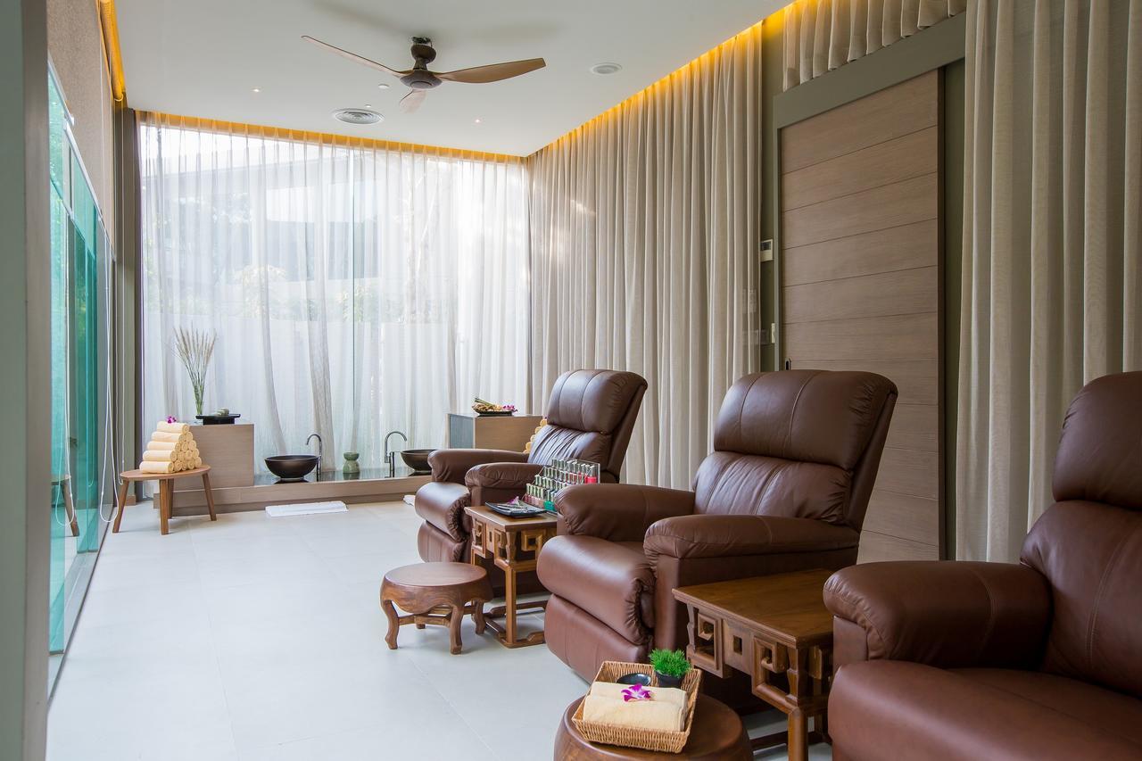 Fusion Suites Phuket Patong Buitenkant foto A foot reflexology room at a spa
