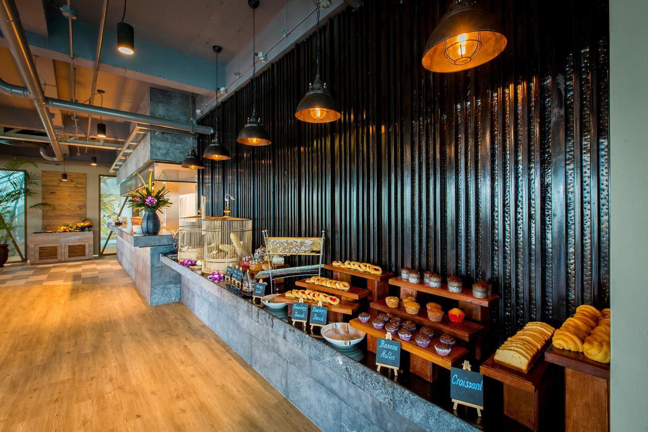 Fusion Suites Phuket Patong Buitenkant foto The buffet at the lounge