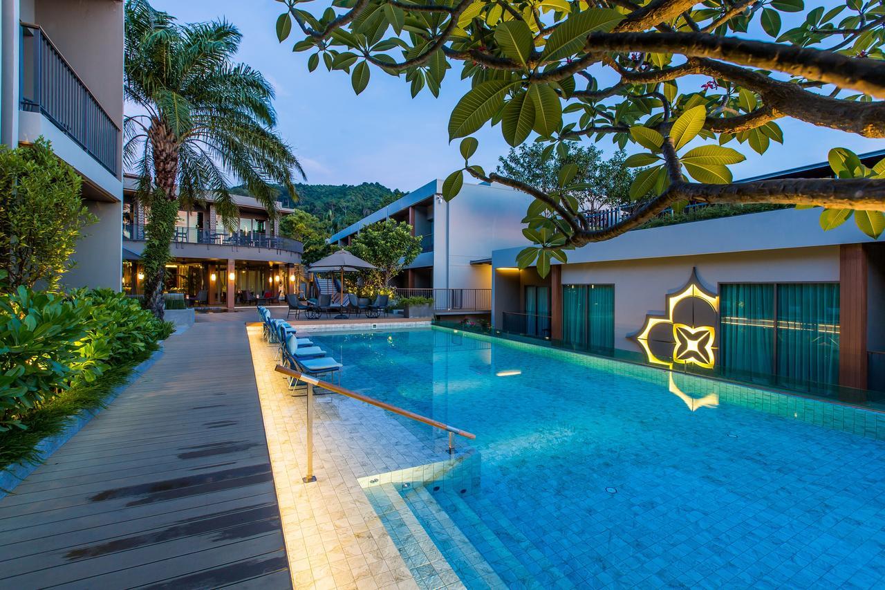 Fusion Suites Phuket Patong Buitenkant foto The swimming pool at the hotel