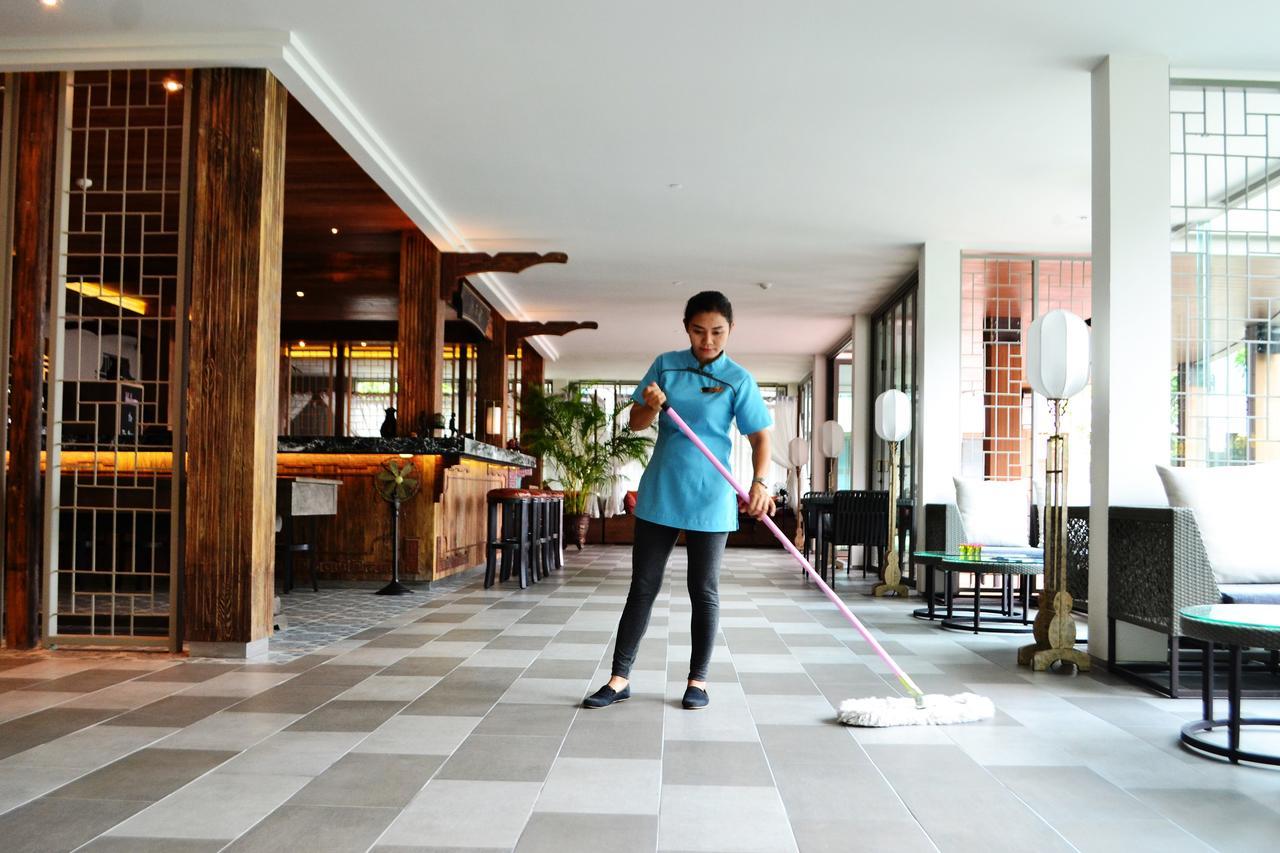 Fusion Suites Phuket Patong Buitenkant foto A hotel housekeeper mopping the floor