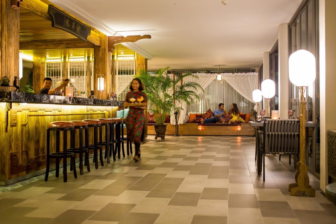 Fusion Suites Phuket Patong Buitenkant foto The bar at the hotel