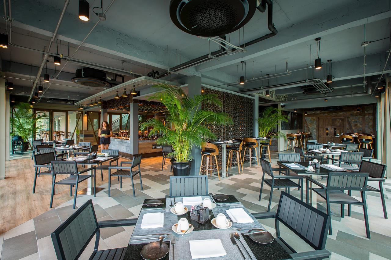 Fusion Suites Phuket Patong Buitenkant foto The interior of the restaurant